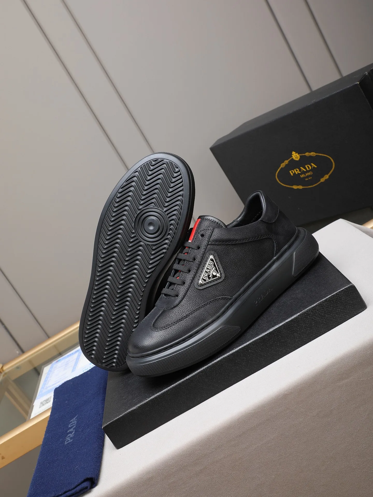 PP460 Prada/Prada men's new casual shoes, this upper is made of imported calfskin + sheep lining! The outside is decorated with the P family's classic metal triangle enamel logo, and the outsole is made of non-slip sports foam ultra-light outsole, which feels good on the feet and is a fashionable and fashionable item!  Size: 38-44 (45 customized)